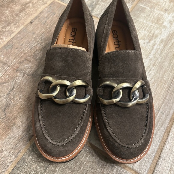NWOB EARTH Dark Brown Suede Loafer with Gold Chain Detail - Picture 5 of 9